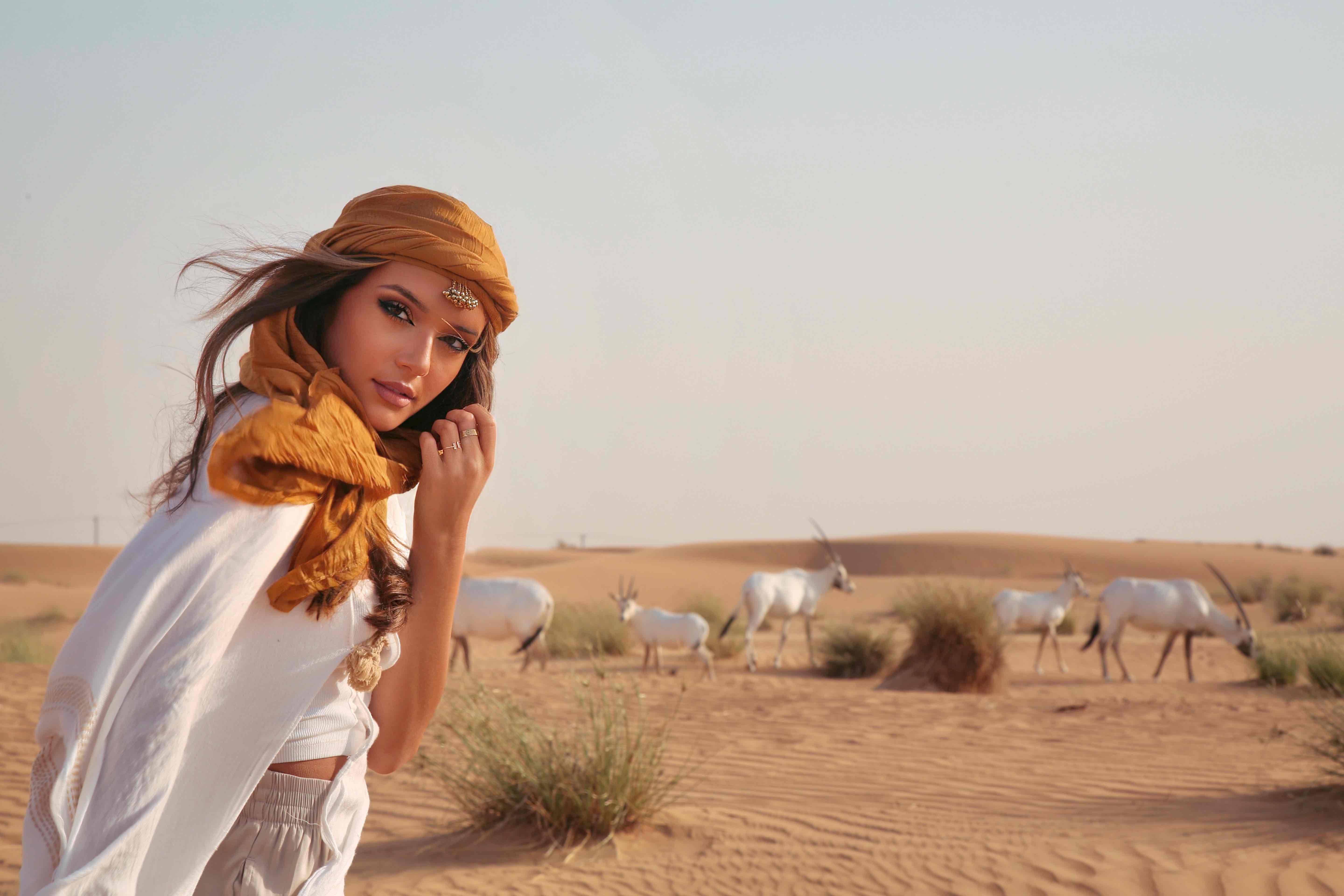 Photoshoot Influent Traveler Dubai's desert with Bri Wilburn