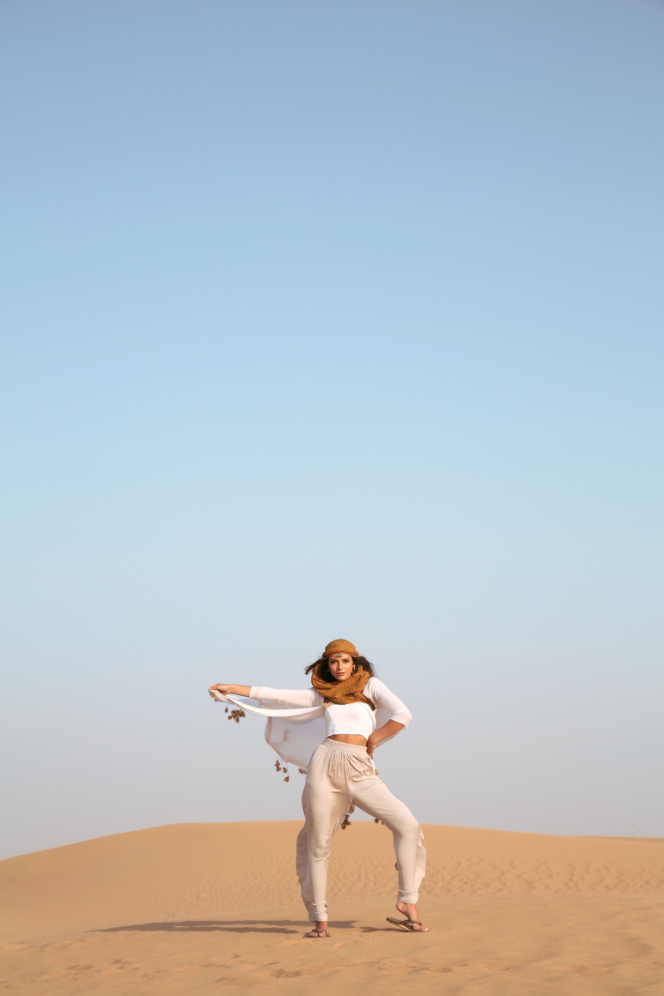 Photoshoot Influent Traveler Dubai's desert with Bri Wilburn