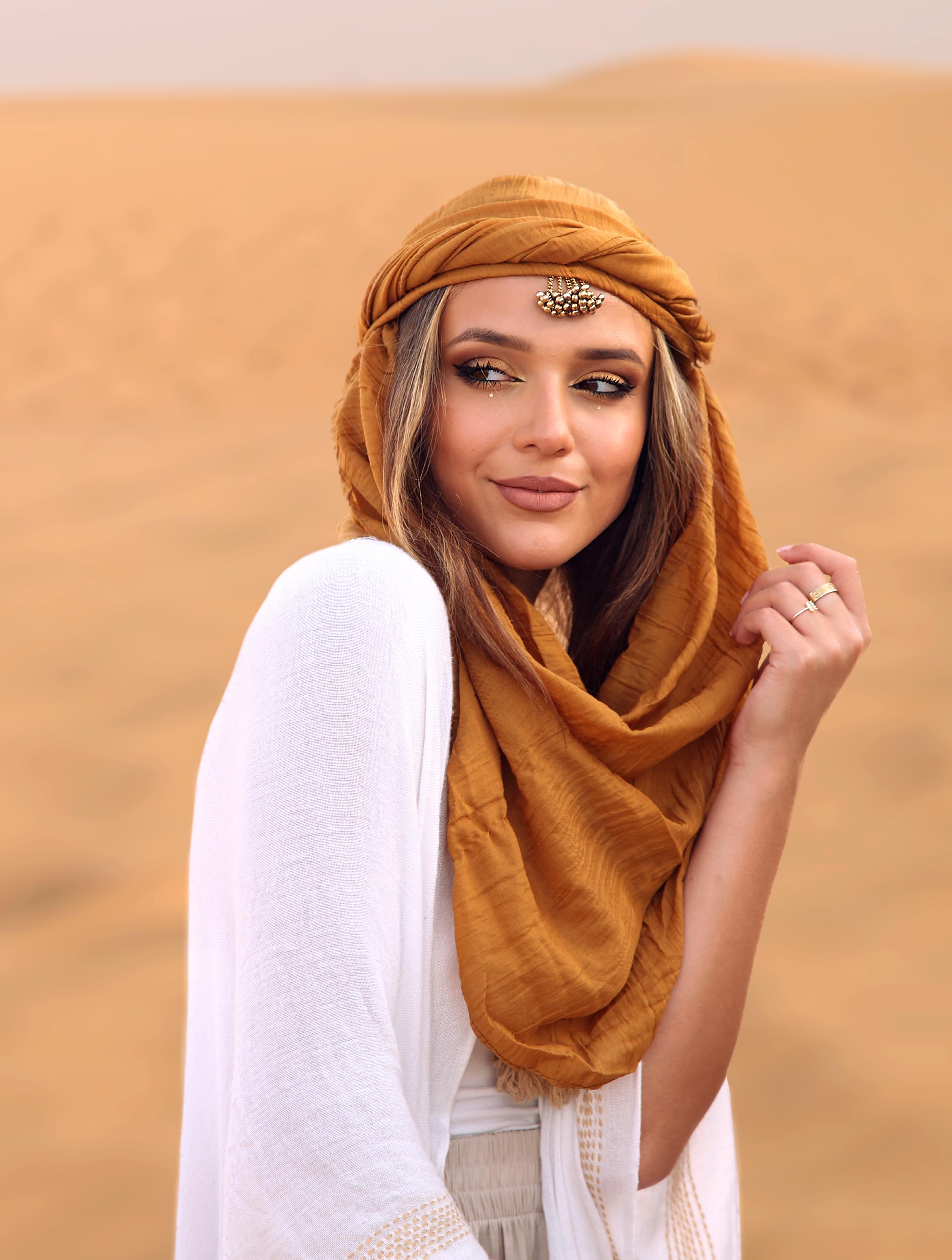 Photoshoot Influent Traveler Dubai's desert with Bri Wilburn