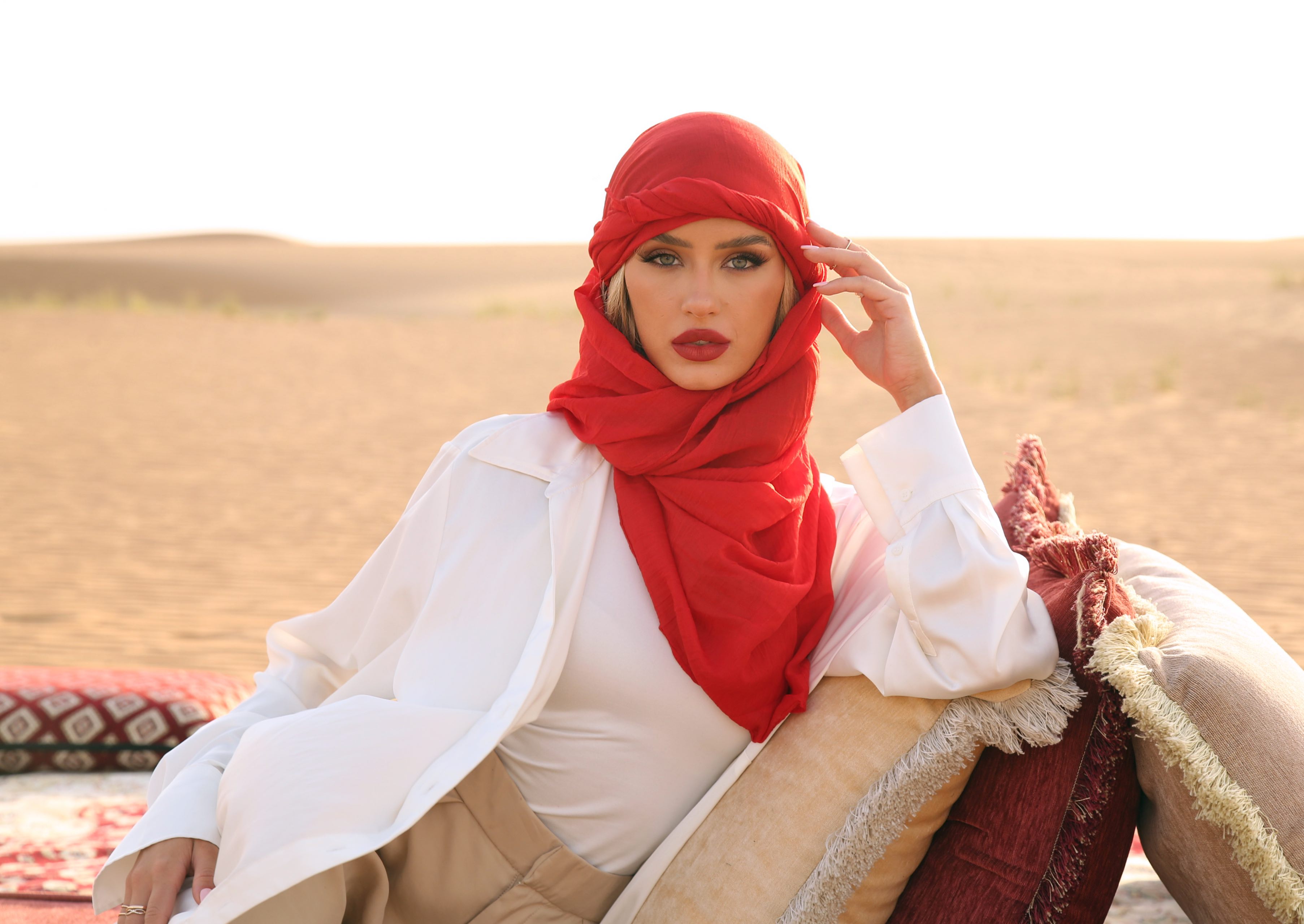 Photoshoot Influent Traveler Dubai's desert with Brooke Brazelton