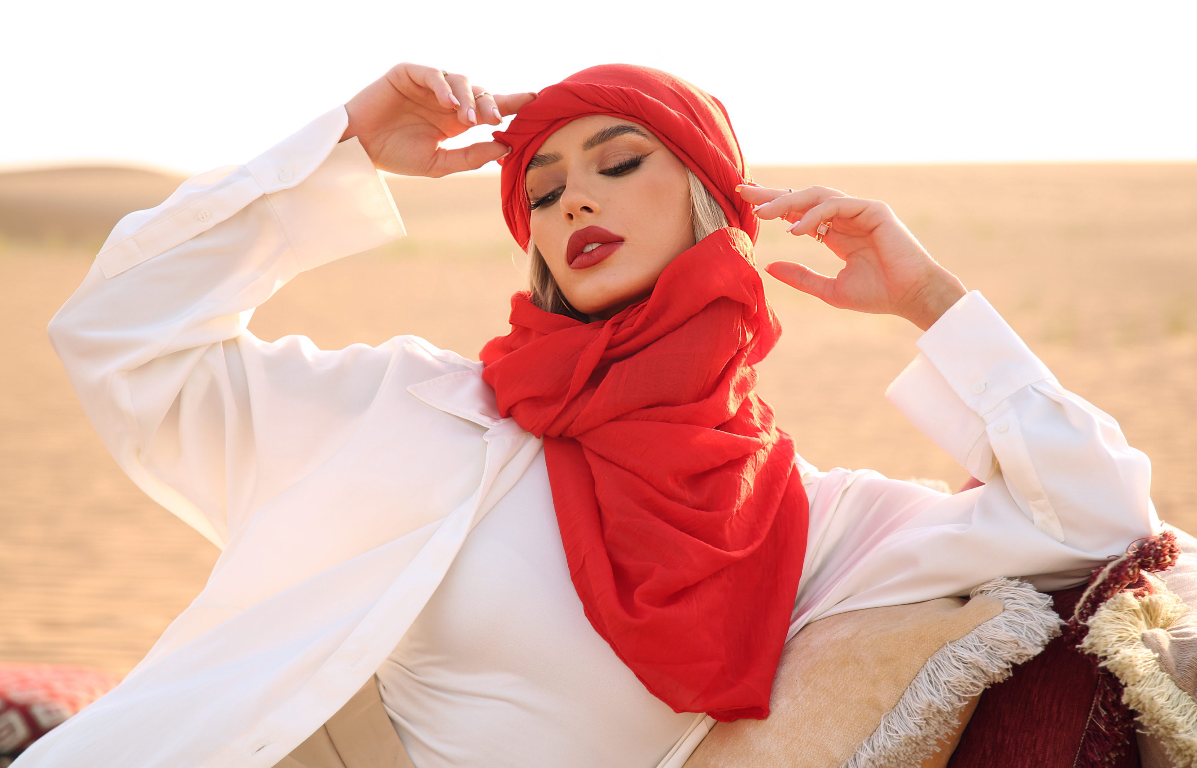 Photoshoot Influent Traveler Dubai's desert with Brooke Brazelton