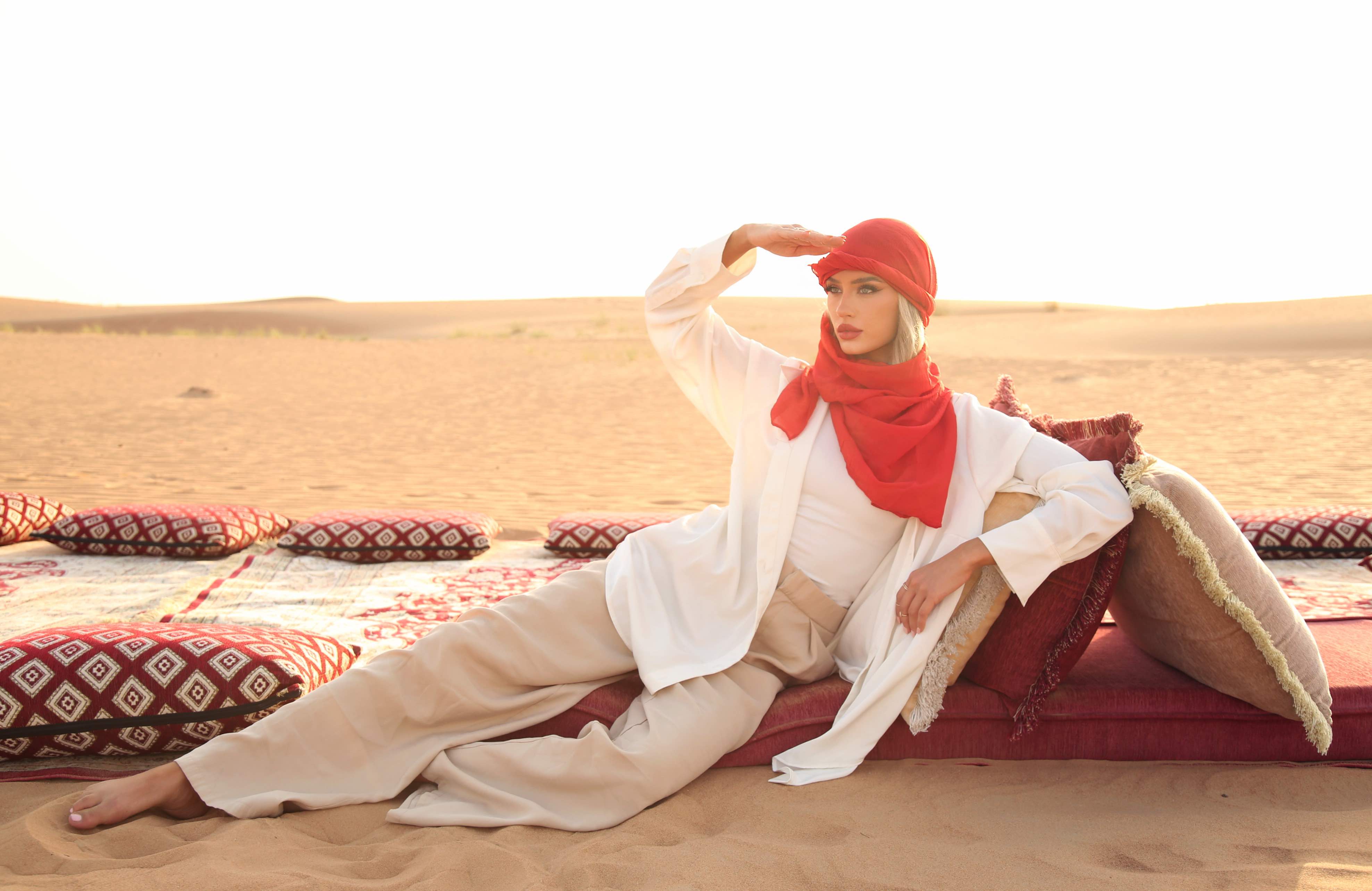 Photoshoot Influent Traveler Dubai's desert with Brooke Brazelton