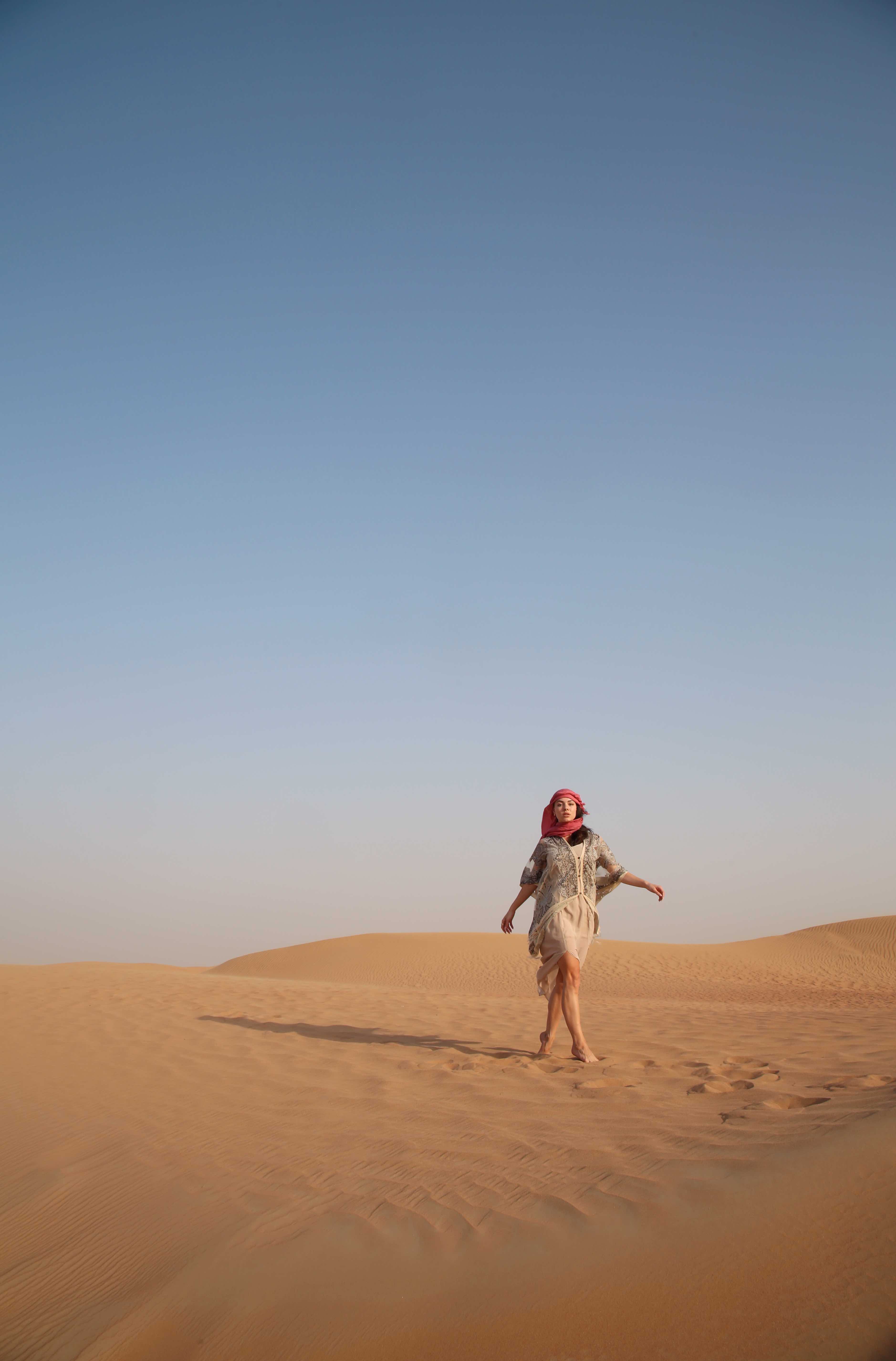 Photoshoot Influent Traveler Dubai's desert with Hailey Kloot