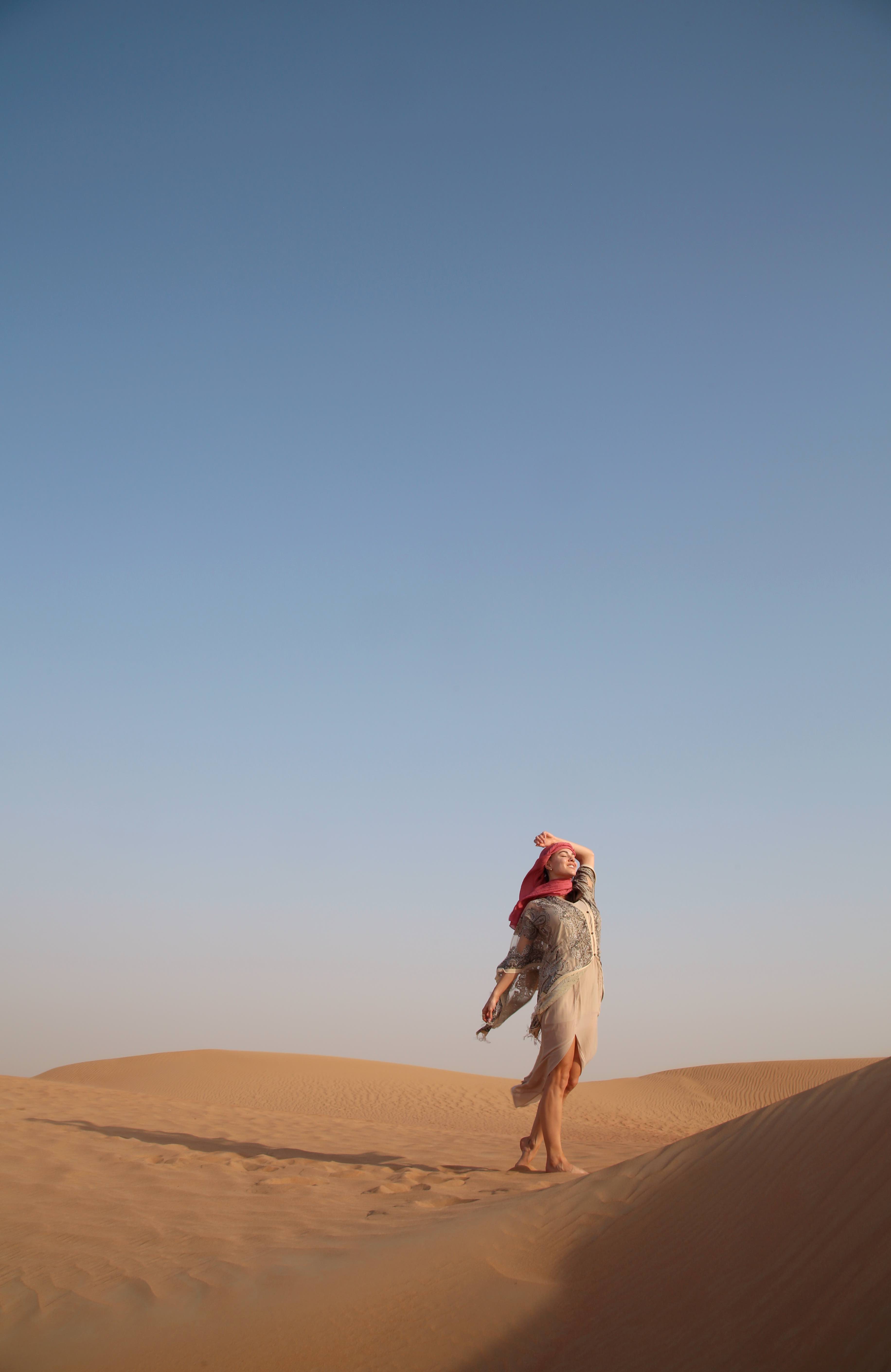 Photoshoot Influent Traveler Dubai's desert with Hailey Kloot