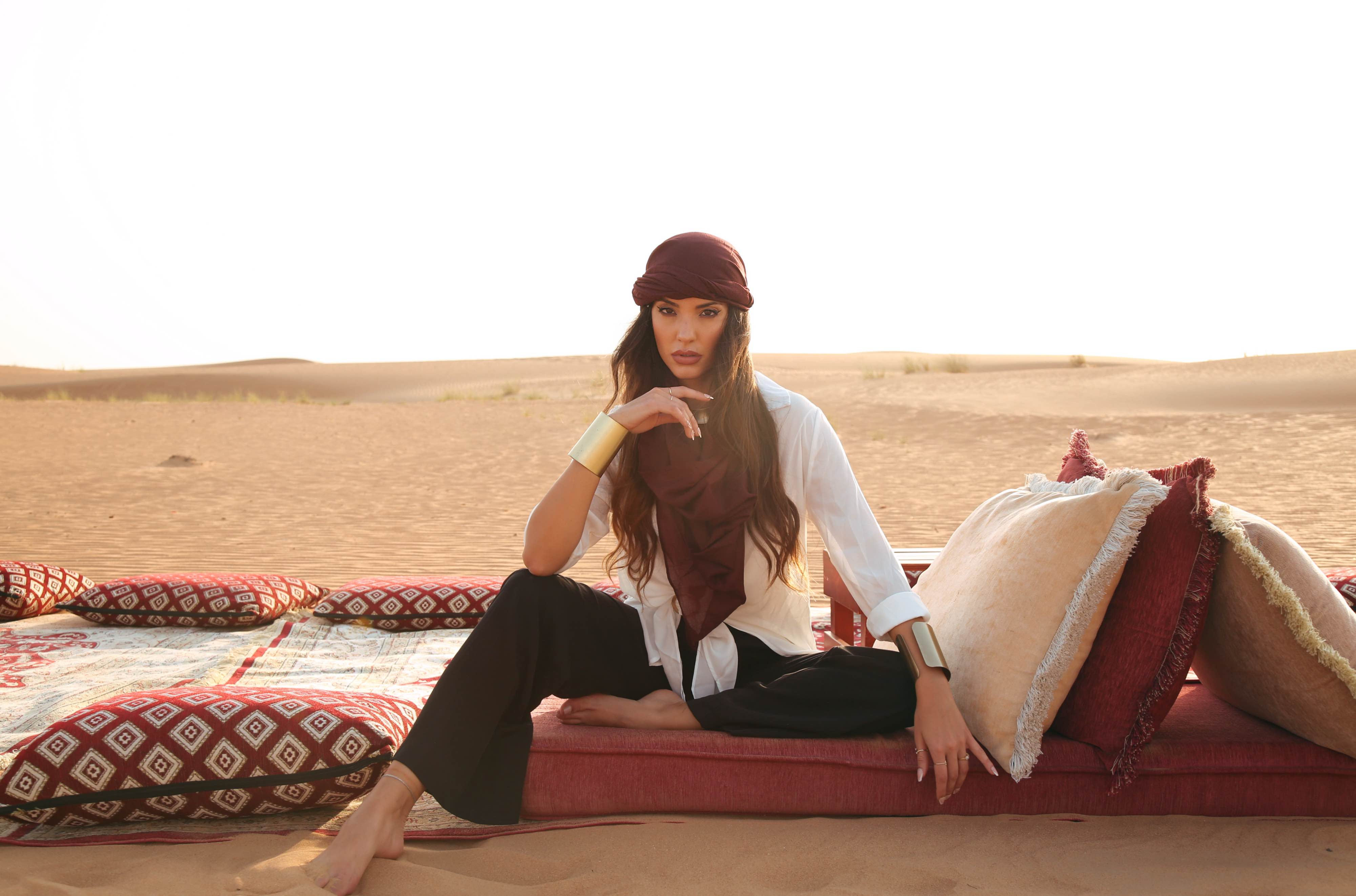 Photoshoot Influent Traveler Dubai's desert with Sabrina Calvo