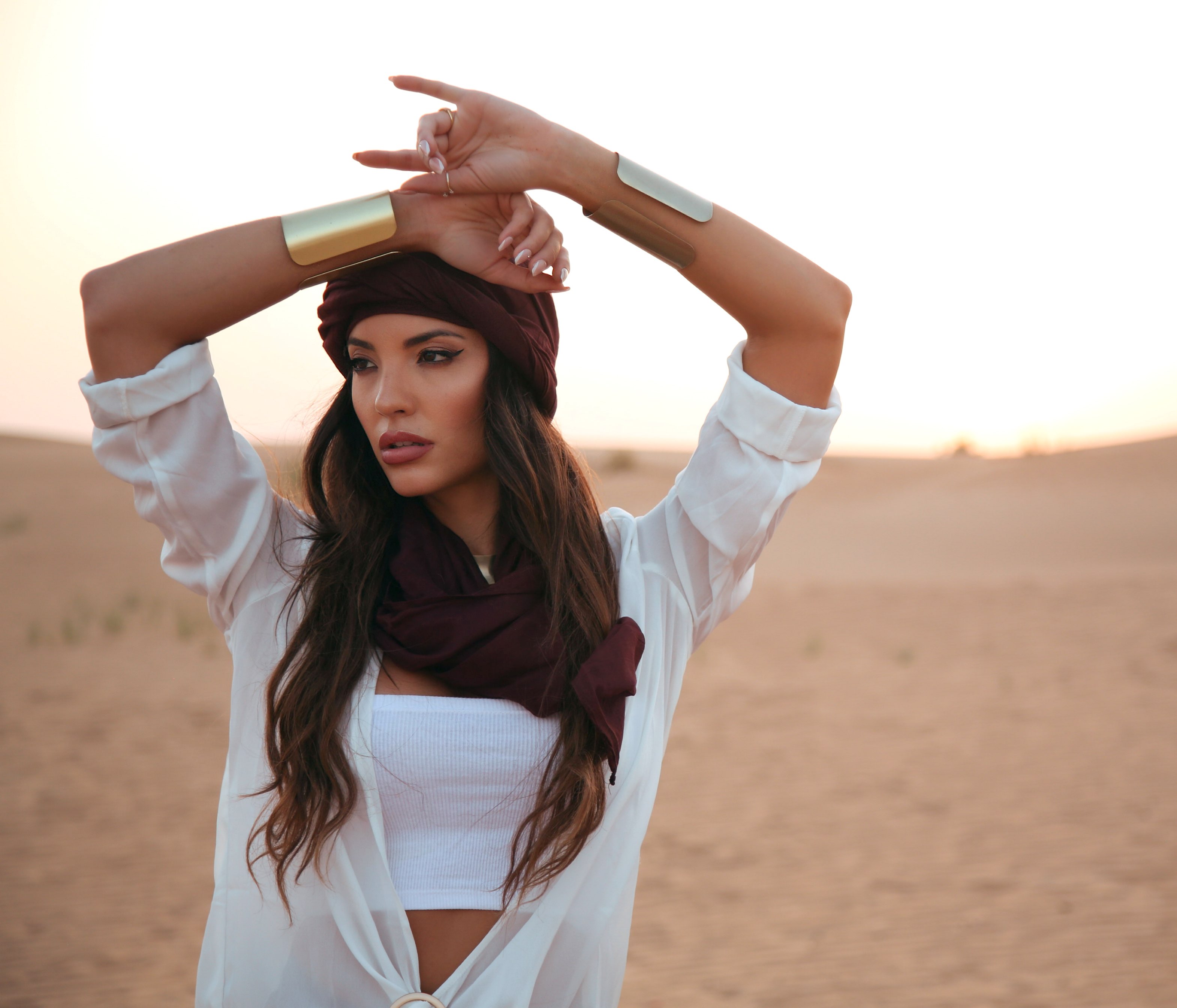 Photoshoot Influent Traveler Dubai's desert with Sabrina Calvo