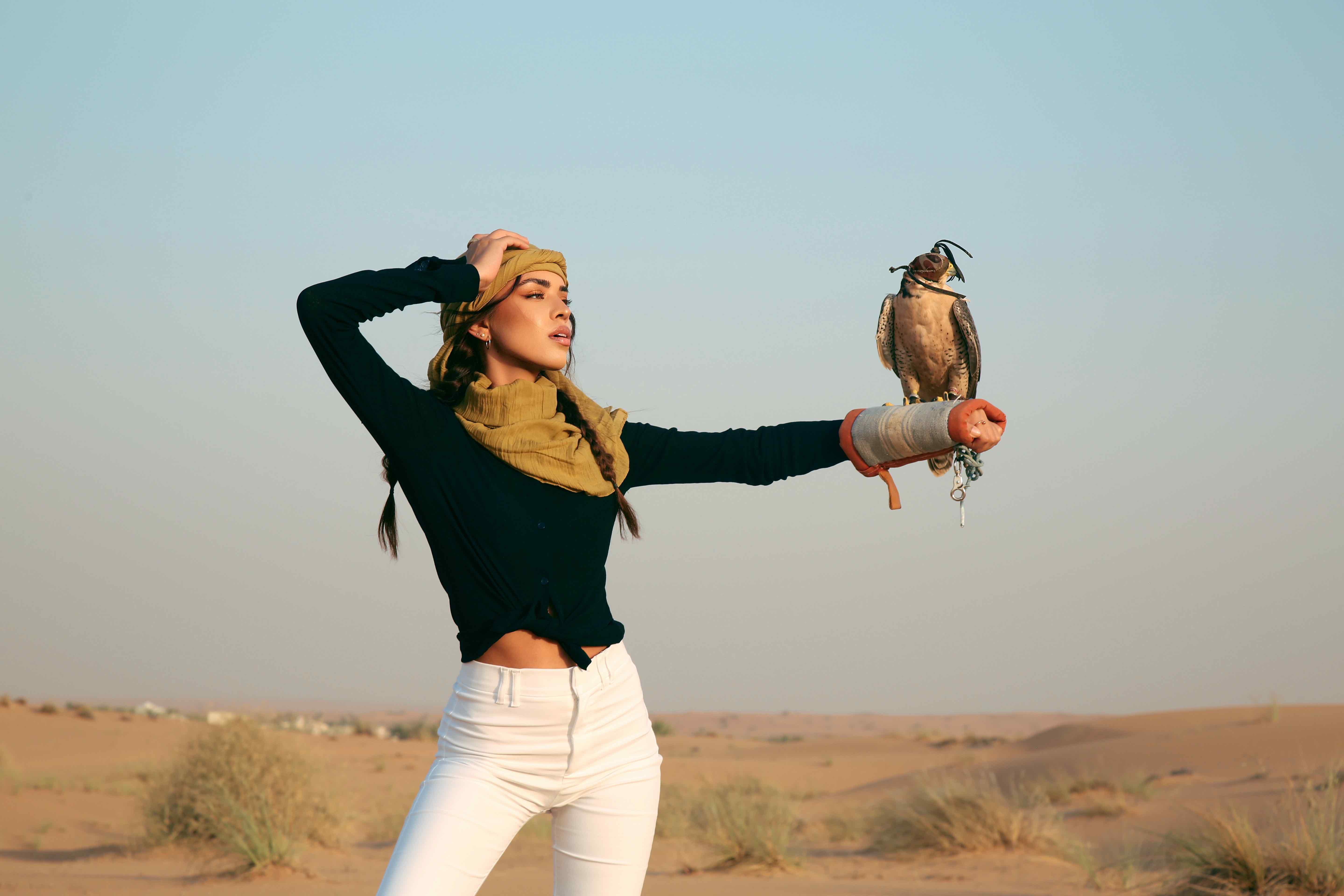 Photoshoot Influent Traveler Dubai's desert with Taylor Sandoval