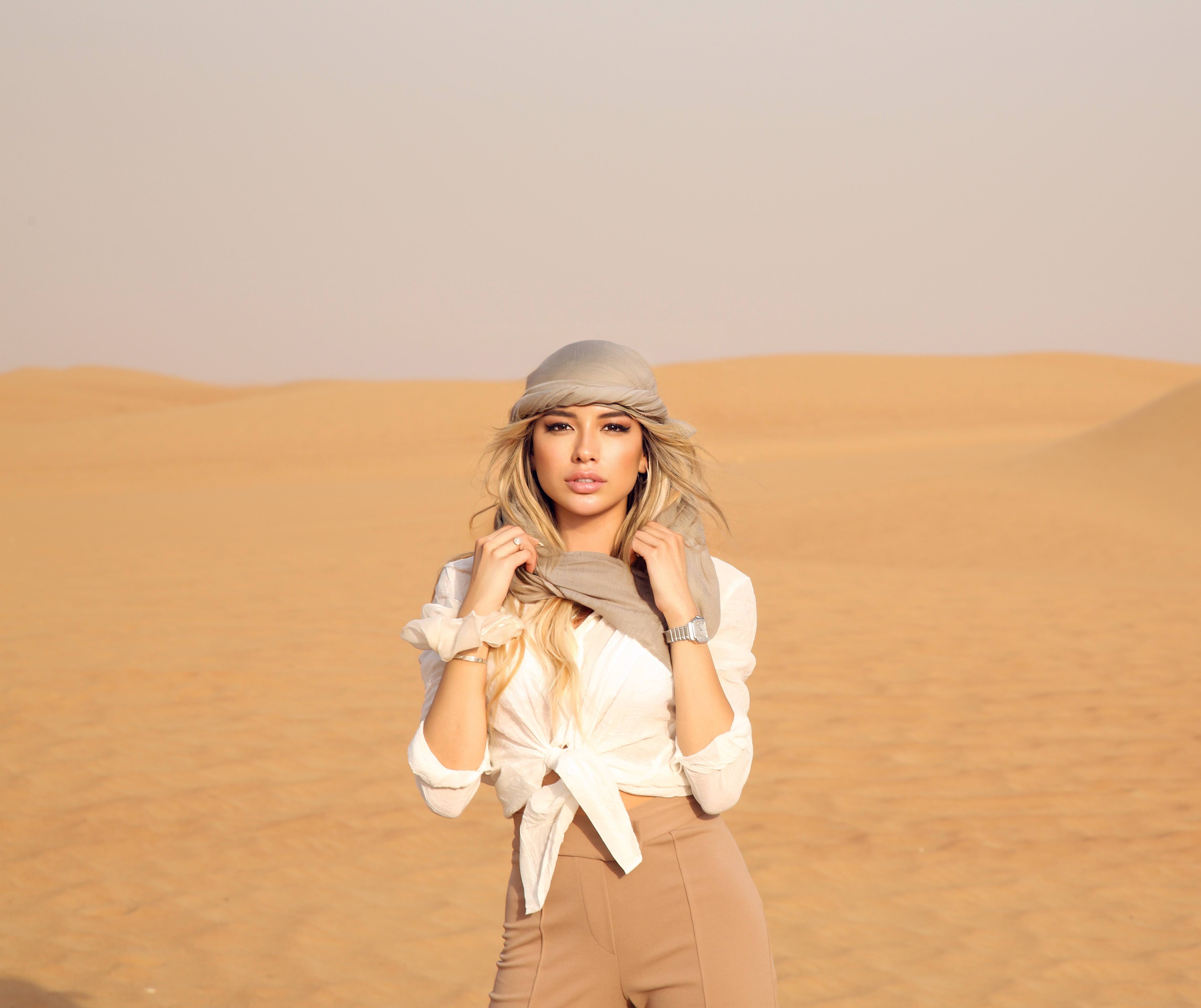 Photoshoot Influent Traveler Dubai's desert with Tiffany Lopez