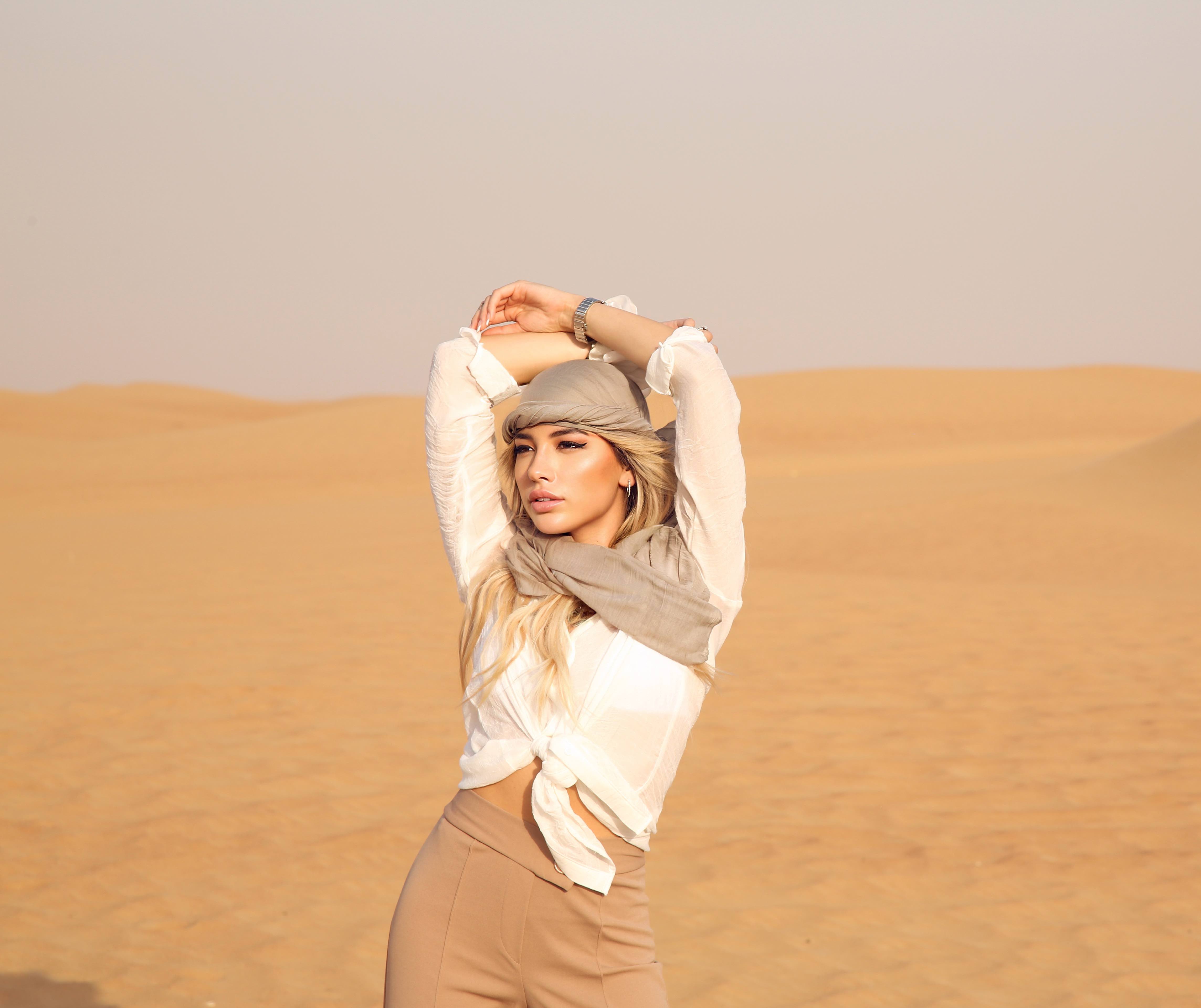 Photoshoot Influent Traveler Dubai's desert with Tiffany Lopez