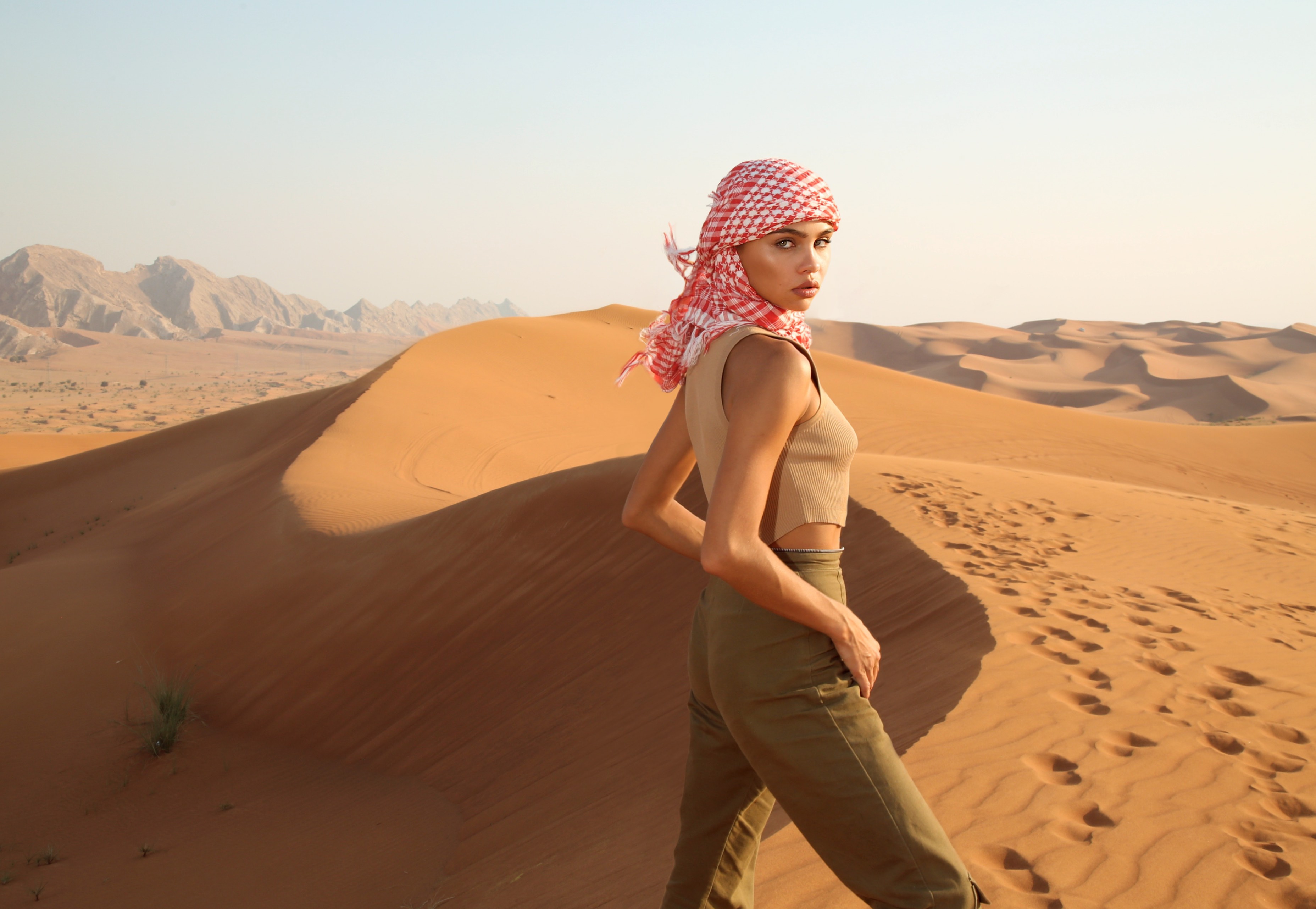 Photoshoot Influent Traveler in the Rub' al Khali desert with Alice Deren