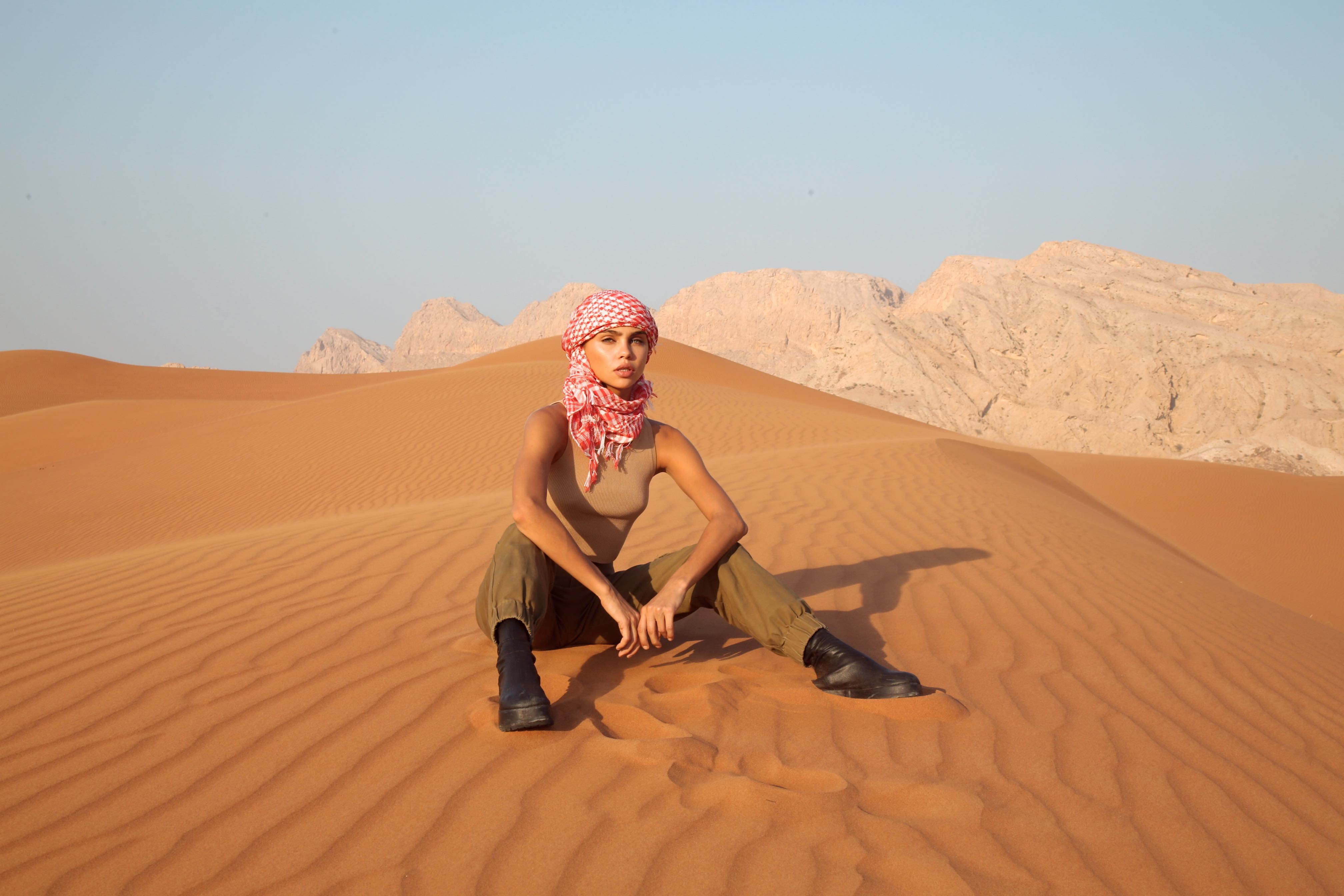 Photoshoot Influent Traveler in the Rub' al Khali desert with Alice Deren