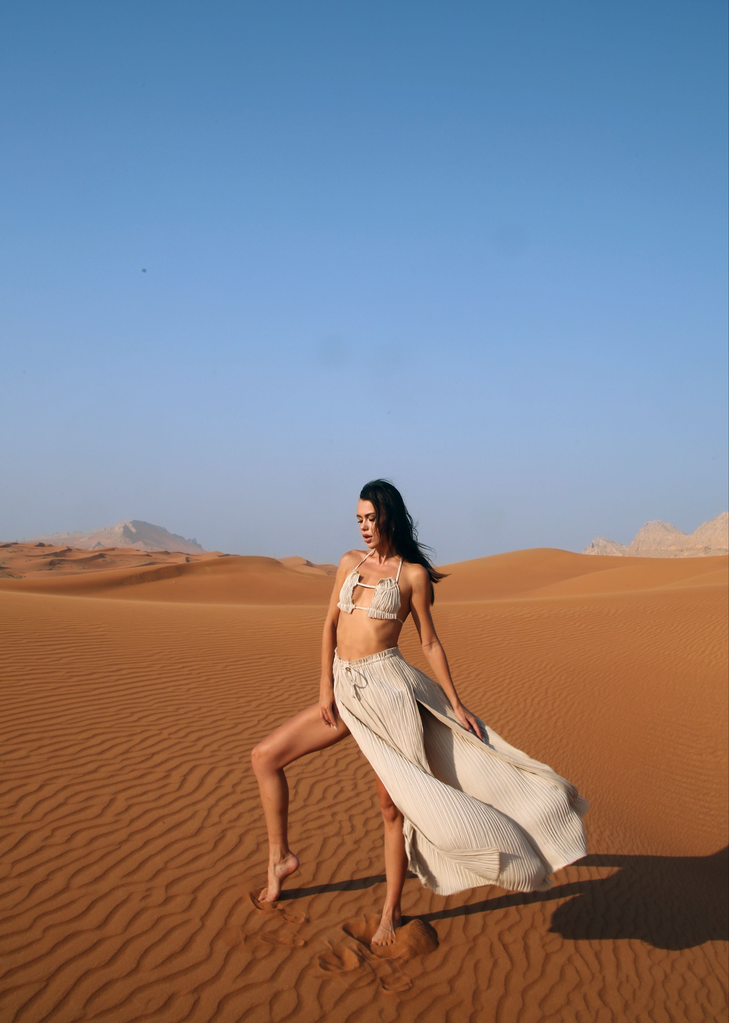 Photoshoot Influent Traveler in the Rub' al Khali desert with Anastasia Yurpolska