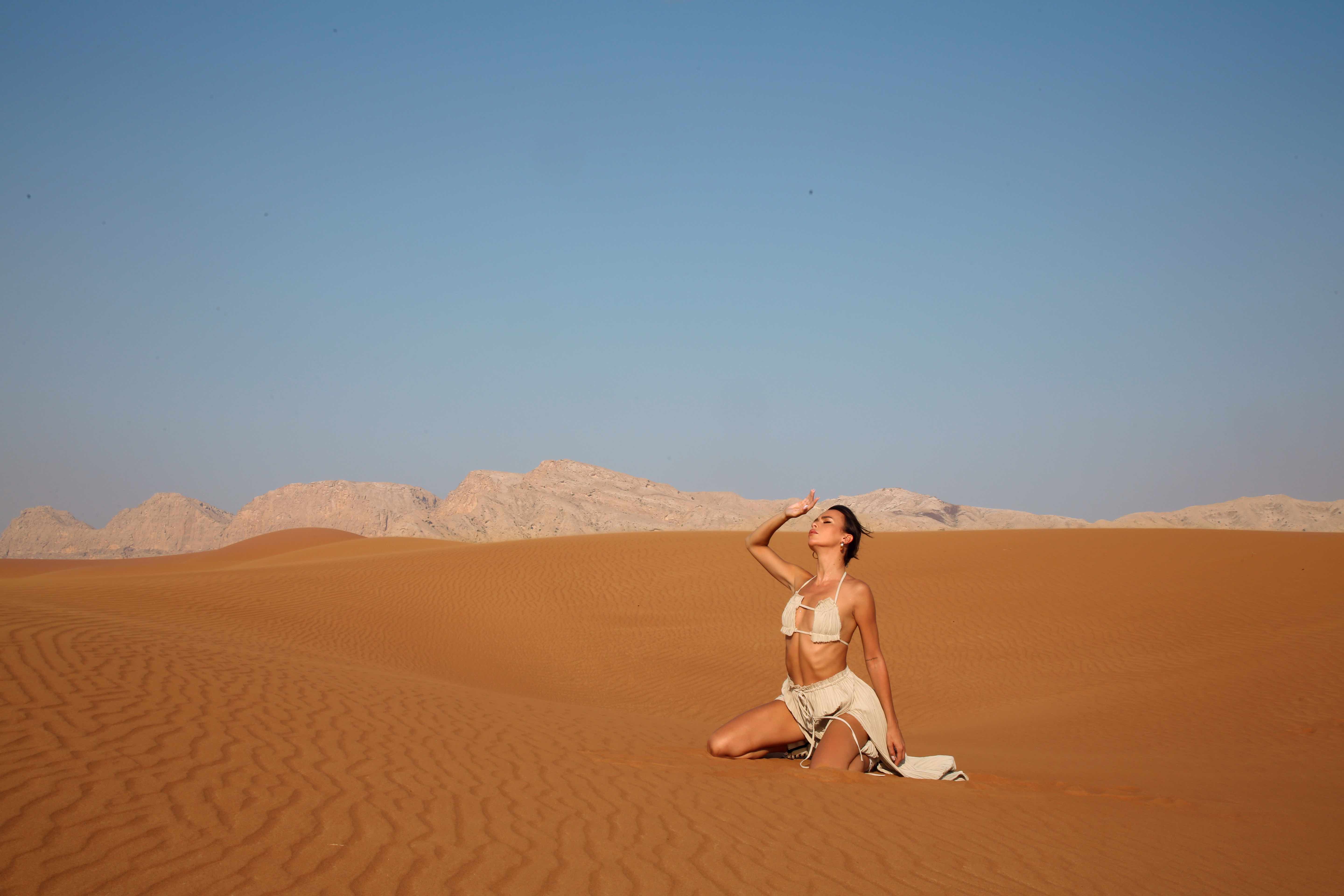 Photoshoot Influent Traveler in the Rub' al Khali desert with Anastasia Yurpolska