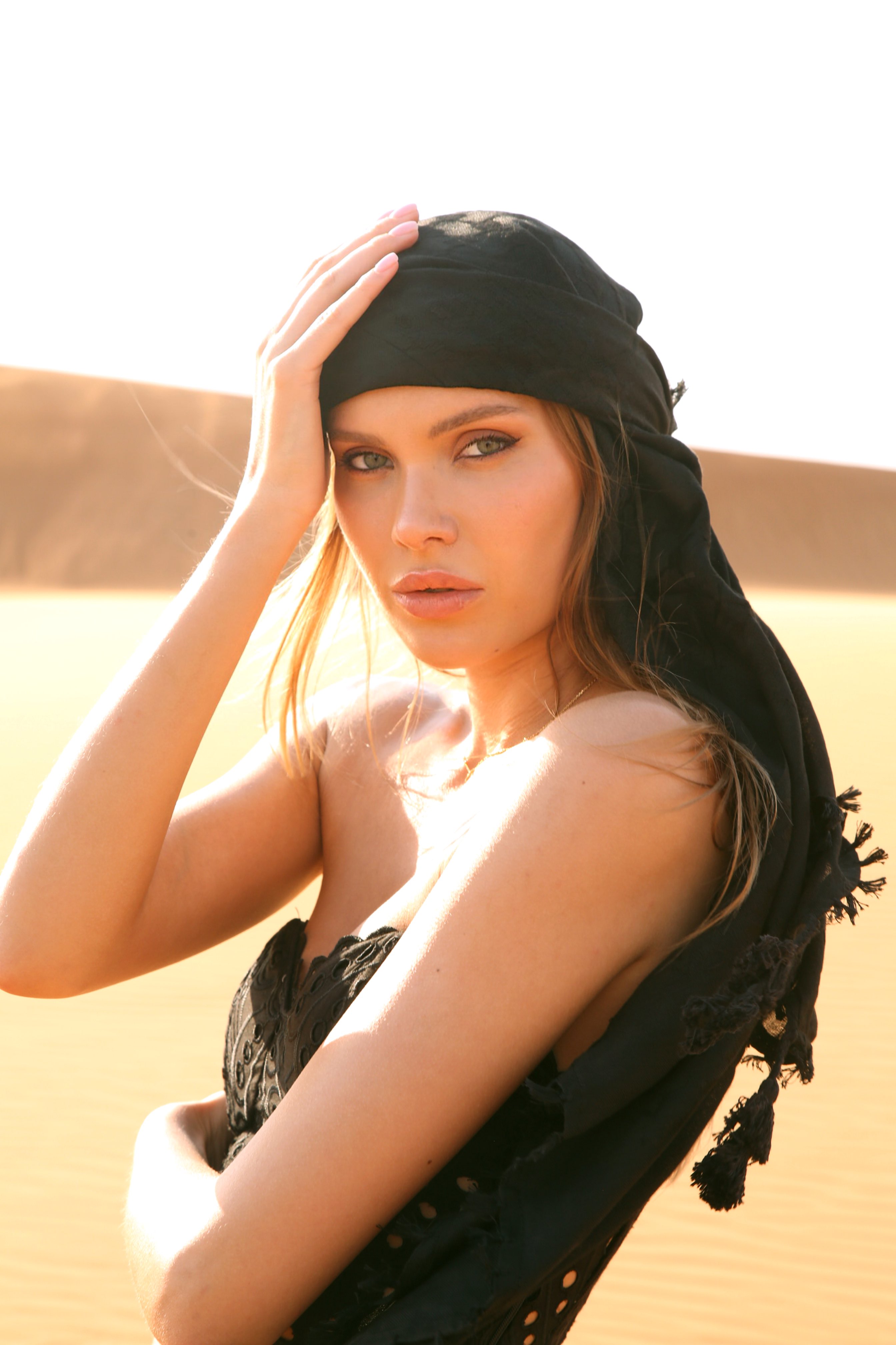 Photoshoot Influent Traveler in the Rub' al Khali desert with Laura Ziedone