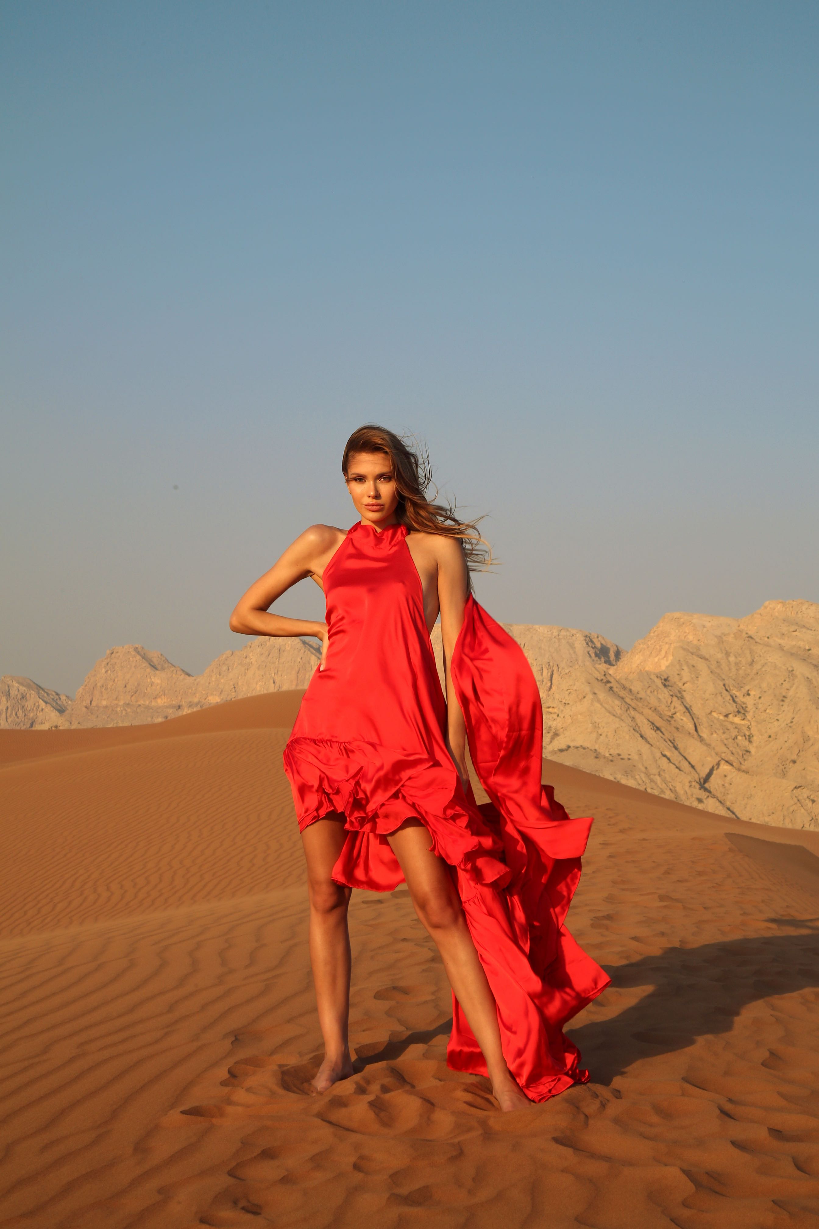 Photoshoot Influent Traveler in the Rub' al Khali desert with Laura Ziedone