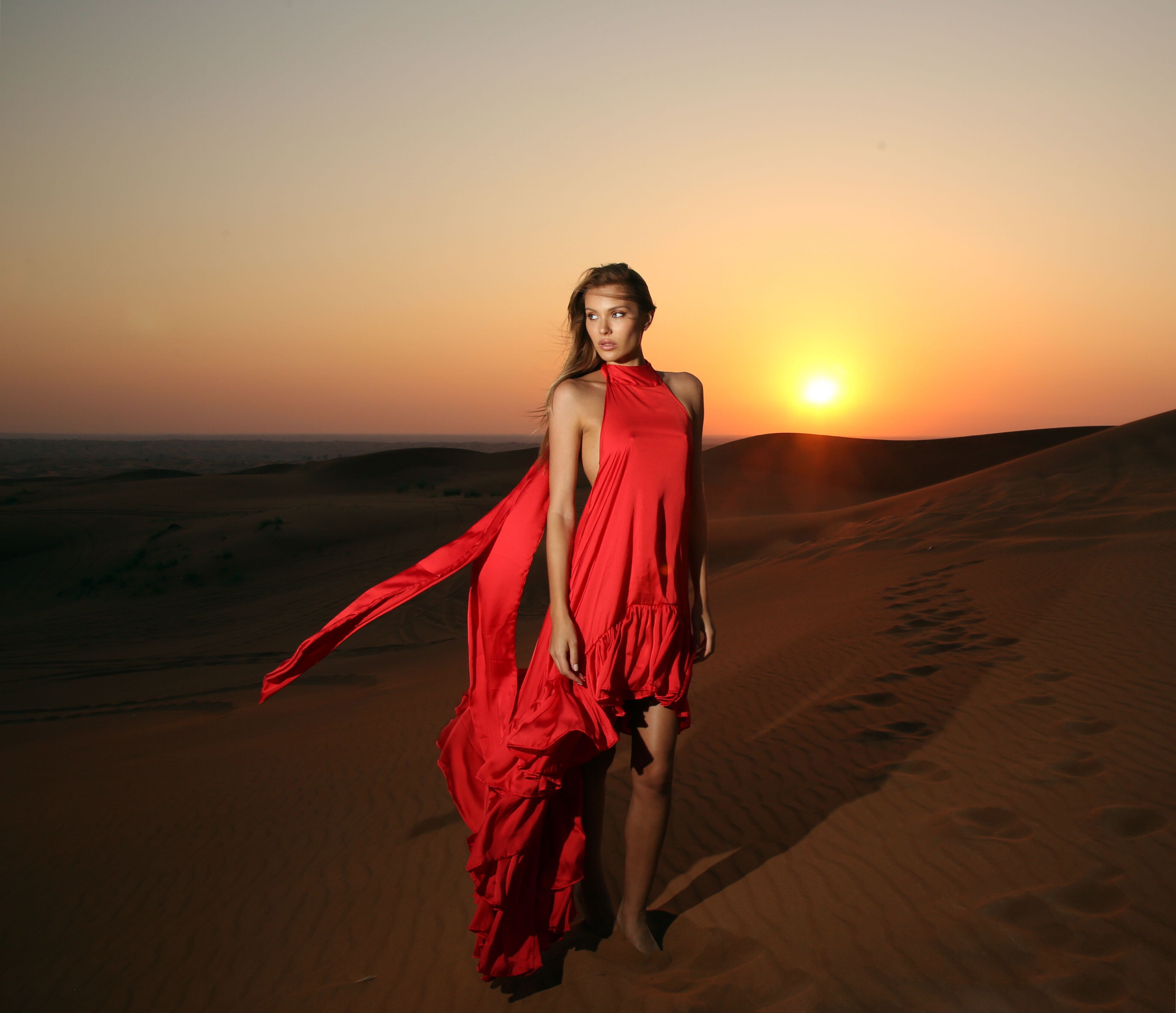 Photoshoot Influent Traveler in the Rub' al Khali desert with Laura Ziedone