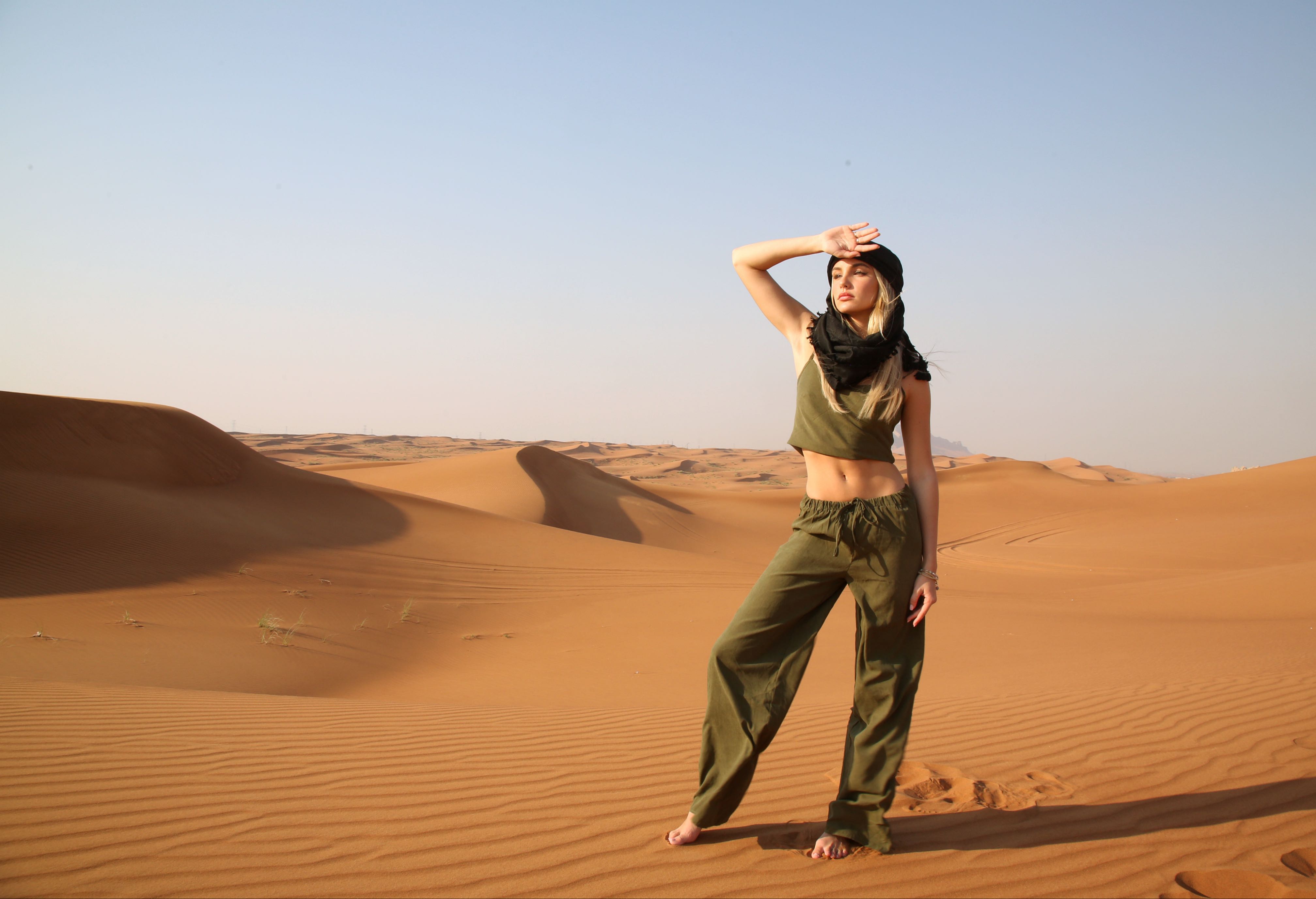 Photoshoot Influent Traveler in the Rub' al Khali desert with Paris Stubberfield