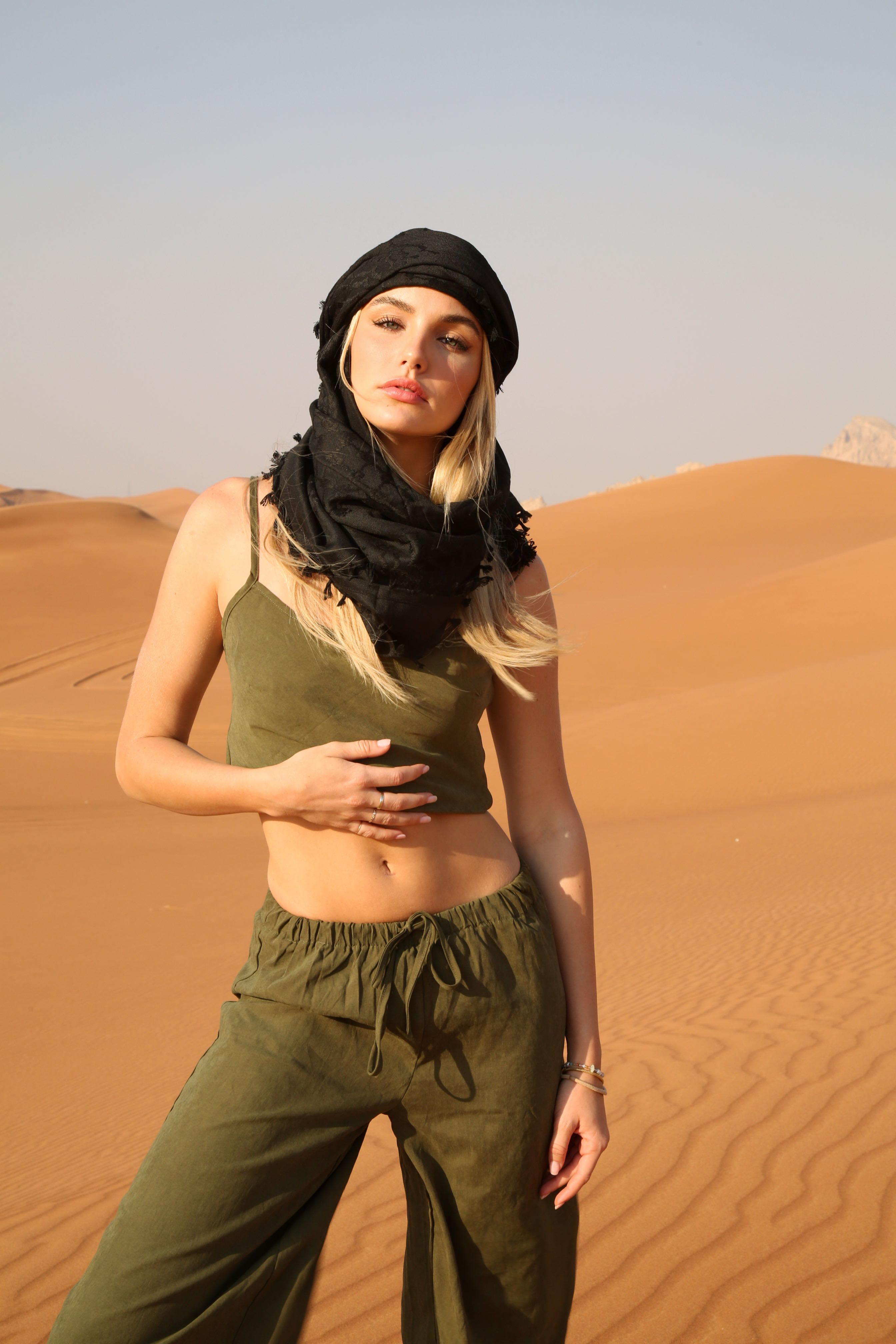 Photoshoot Influent Traveler in the Rub' al Khali desert with Paris Stubberfield