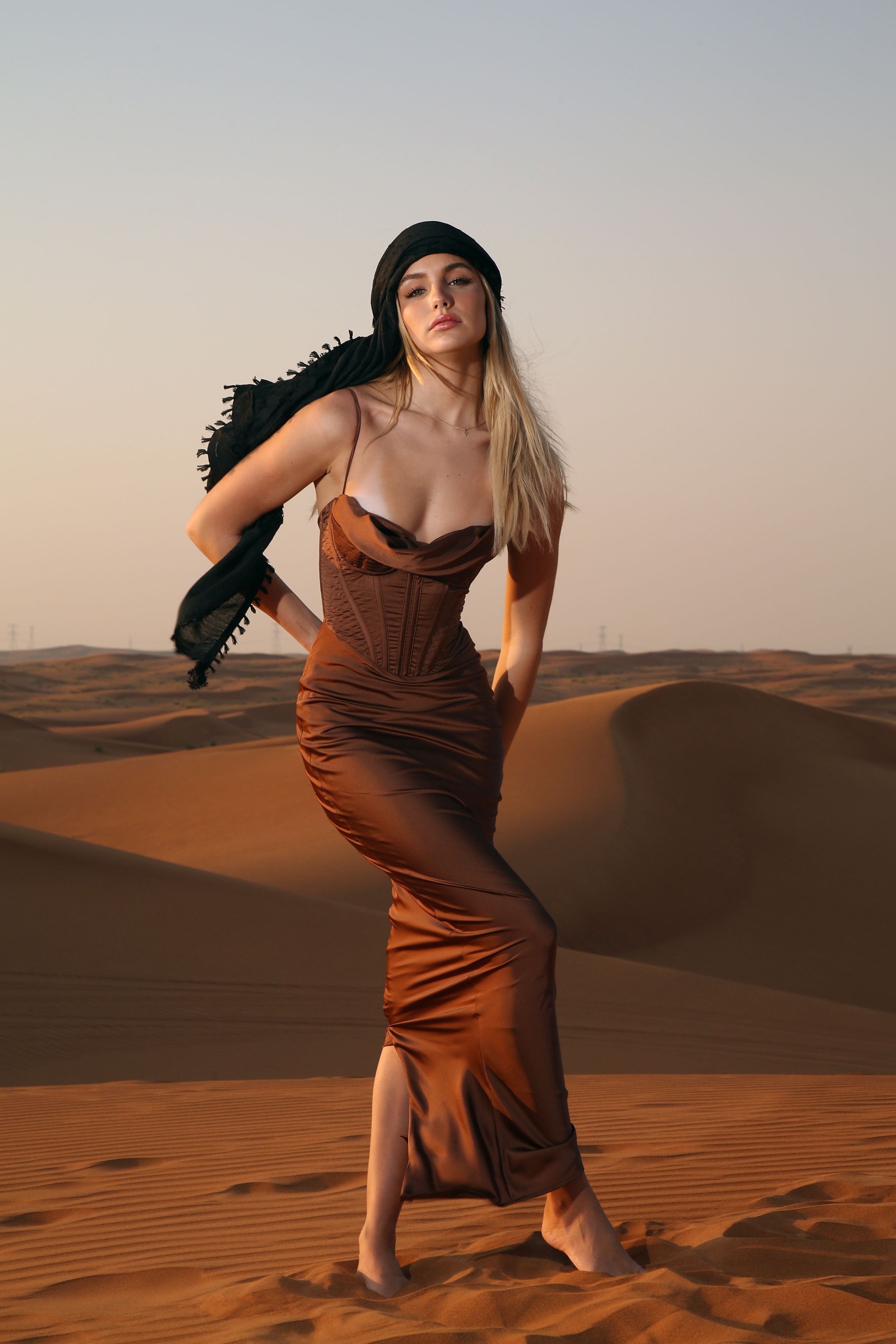 Photoshoot Influent Traveler in the Rub' al Khali desert with Paris Stubberfield