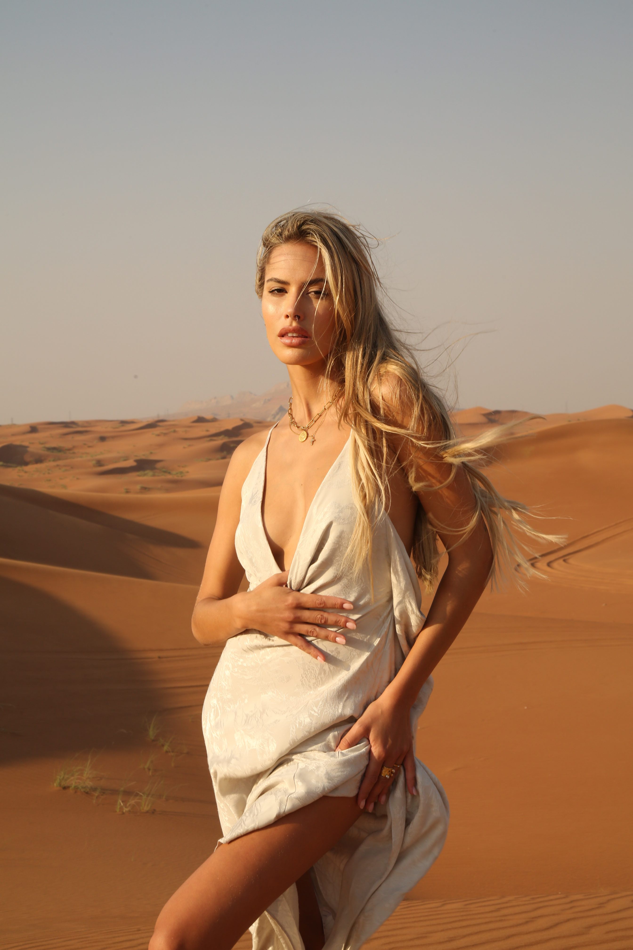 Photoshoot Influent Traveler in the Rub' al Khali desert with Raquel Bosca