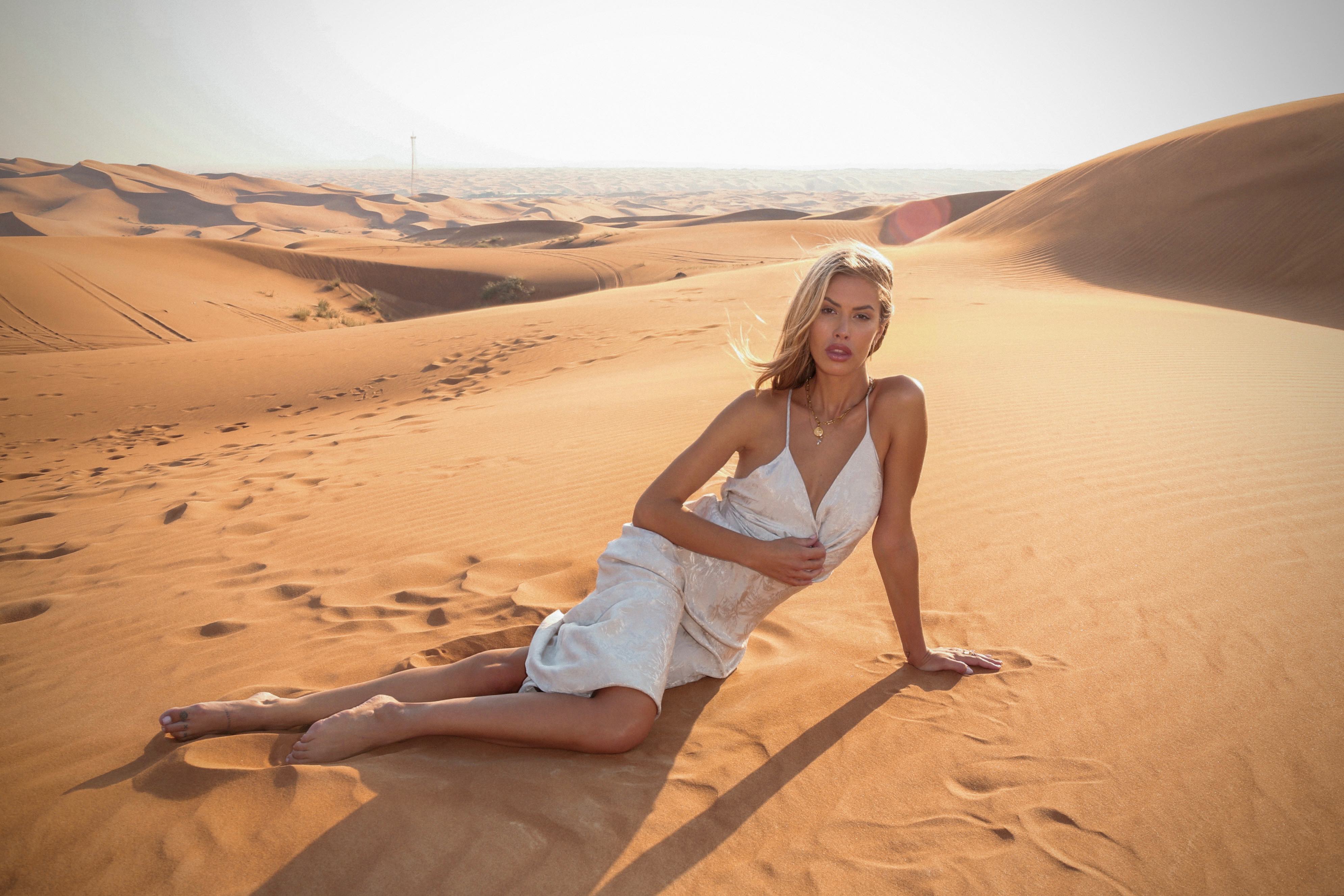 Photoshoot Influent Traveler in the Rub' al Khali desert with Raquel Bosca